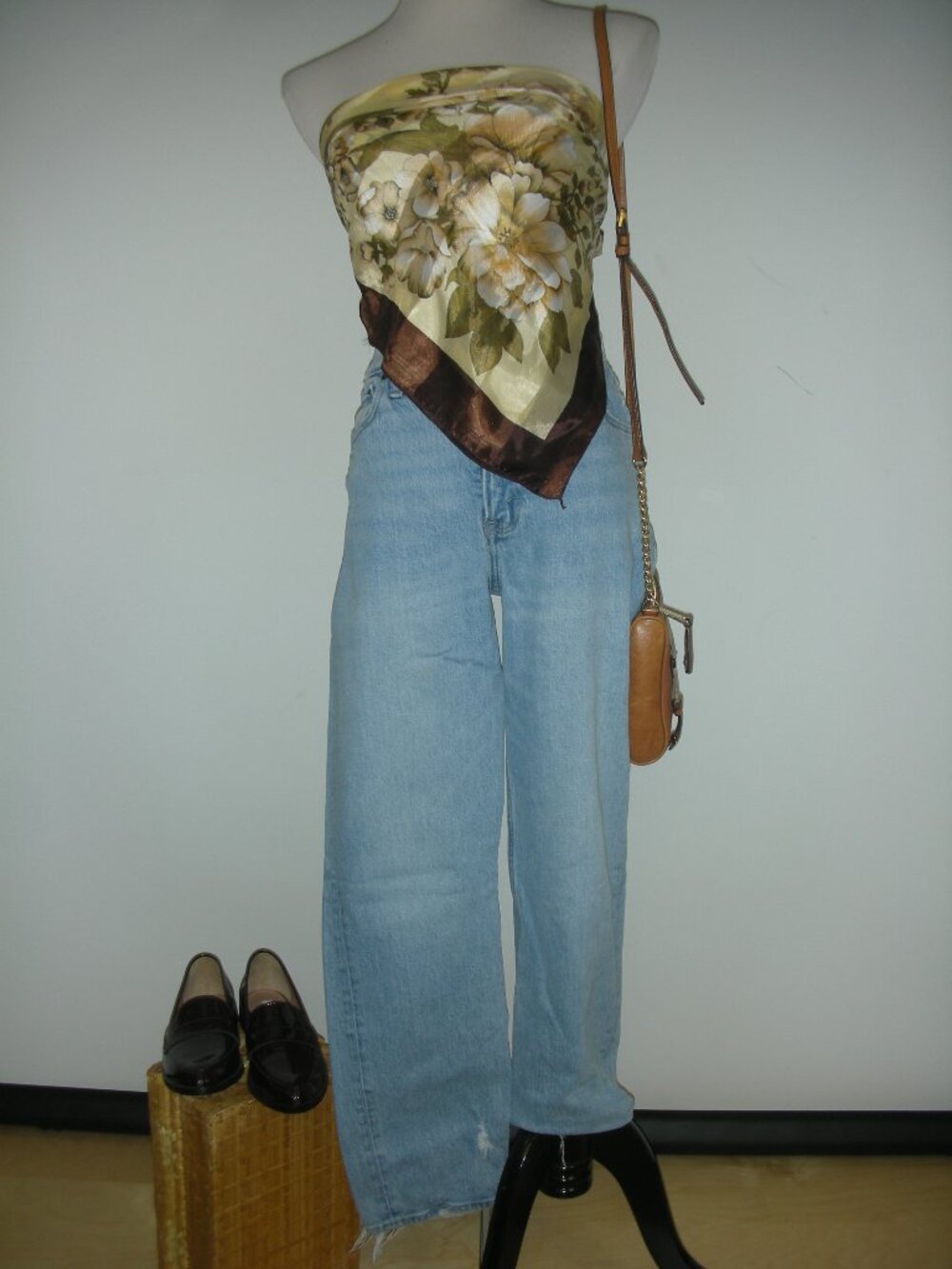 Abercrombie Curve Love 90s Straight Ultra High Rise Jeans 26 Light Wash Distress